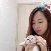 Laska uczy kota żeby nie gryzł