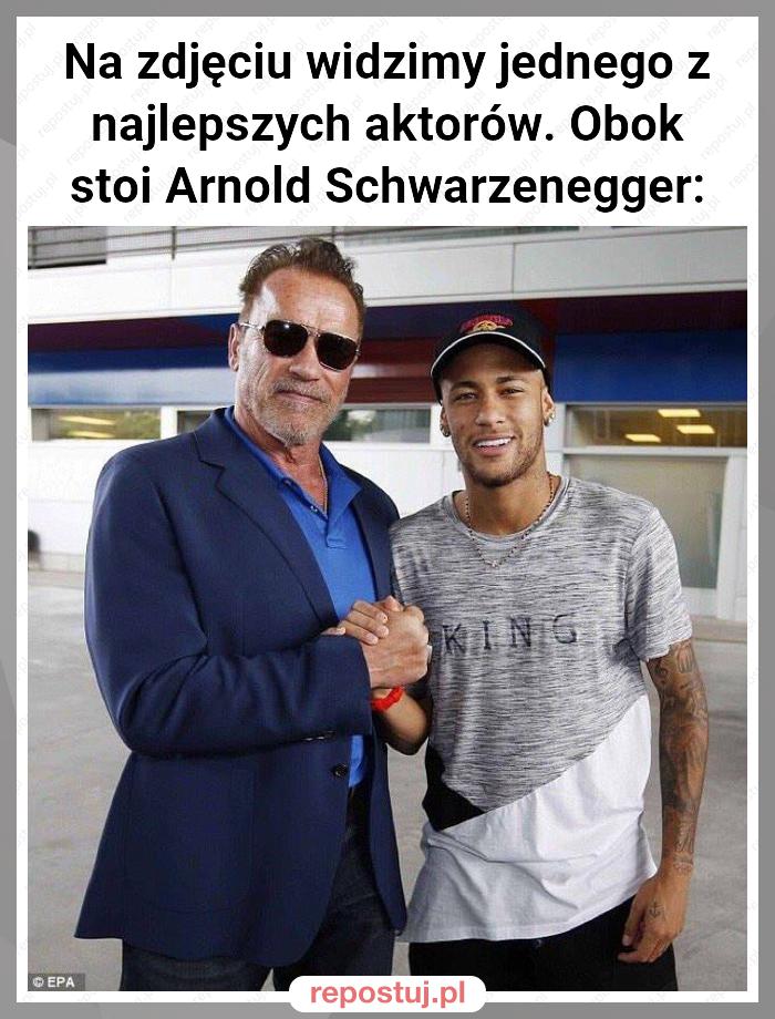 Na zdjęciu widzimy jednego z najlepszych aktorów. Obok stoi Arnold Schwarzenegger: