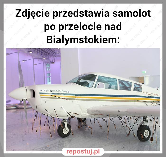 Zdjęcie przedstawia samolot po przelocie nad Białymstokiem: